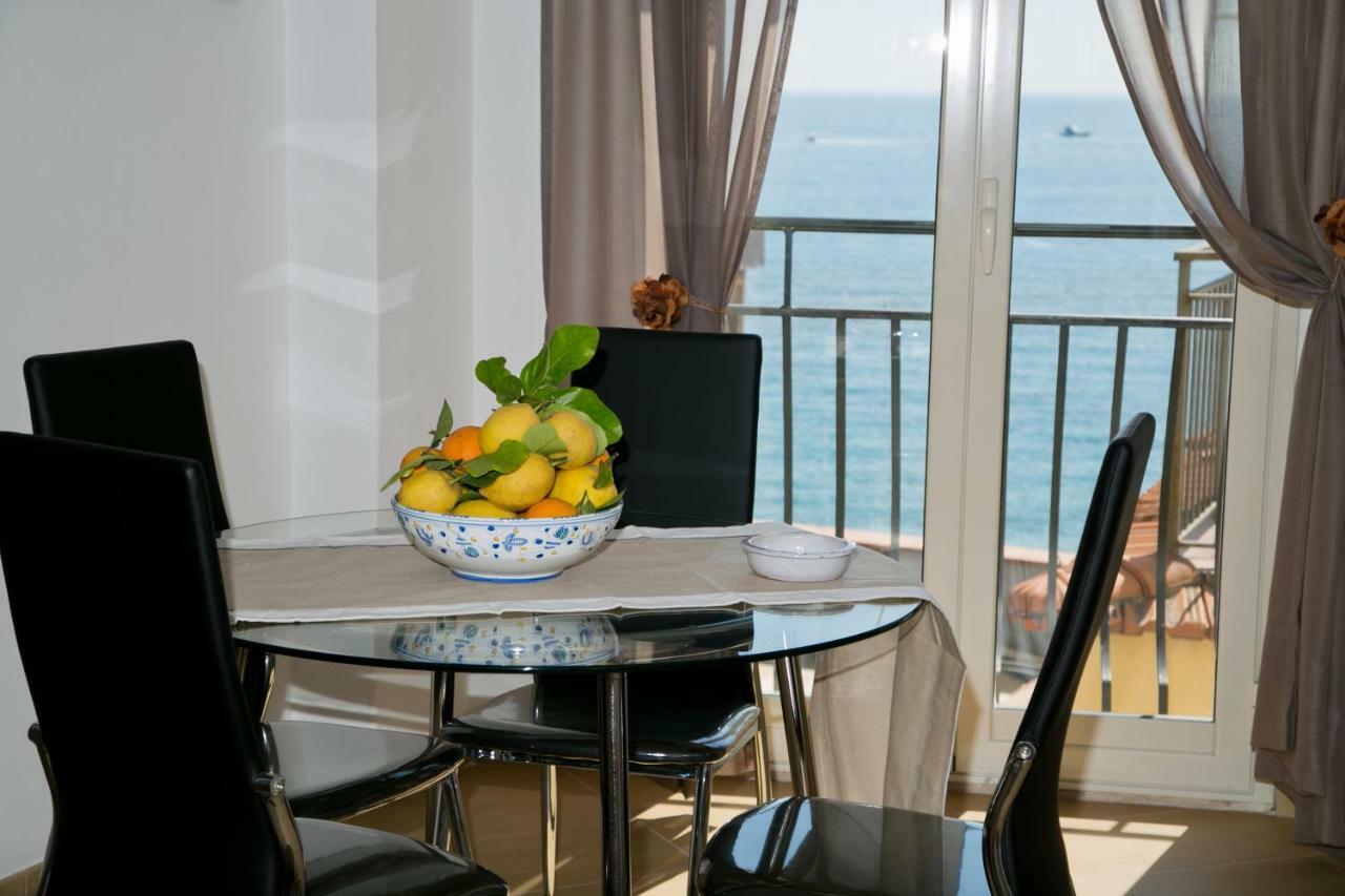 Lolita Holidays Giardini Naxos Dış mekan fotoğraf